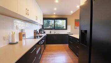 House, 5 Bedrooms | Private kitchen | Full-size fridge, microwave, oven, stovetop