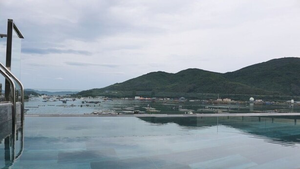 A clear view of an infinity pool with a mountain backdrop. - ENTIRE VILLA#11BEDROOMS#ROOFTOPPOOL#danangbayview (Đà Nẵng)