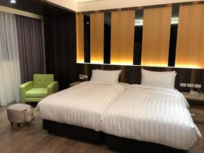 デスク、遮光カーテン、防音設備、WiFi (無料)