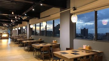 Café da manhã completo todos os dias mediante uma taxa