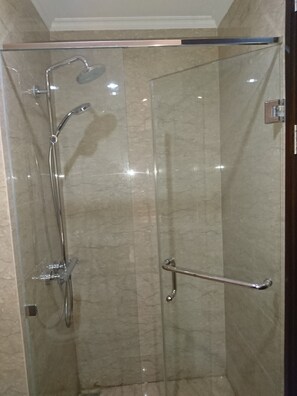 Standaard studio | Badkamer met douche