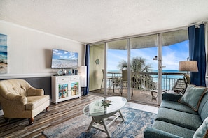 Condo, 1 Bedroom | Living area