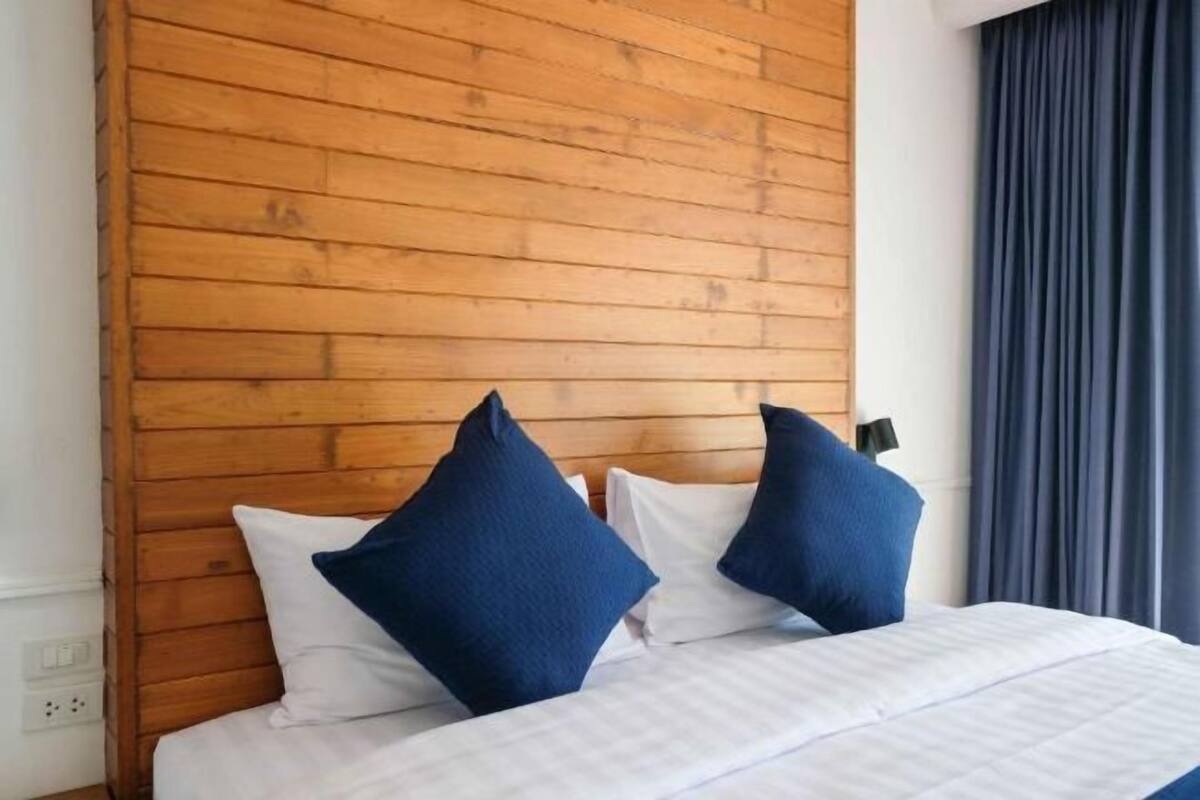 Peralatan tempat tidur premium, bar mini, peti besi dalam bilik, meja 