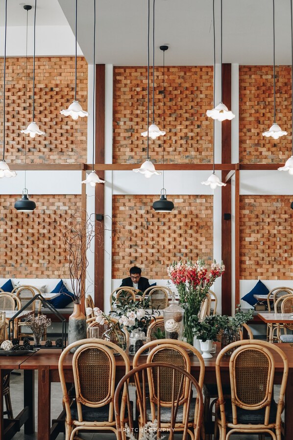 Serveert lunch, diner en brunch