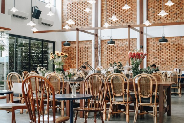 Déjeuner, dîner et brunch servis sur place