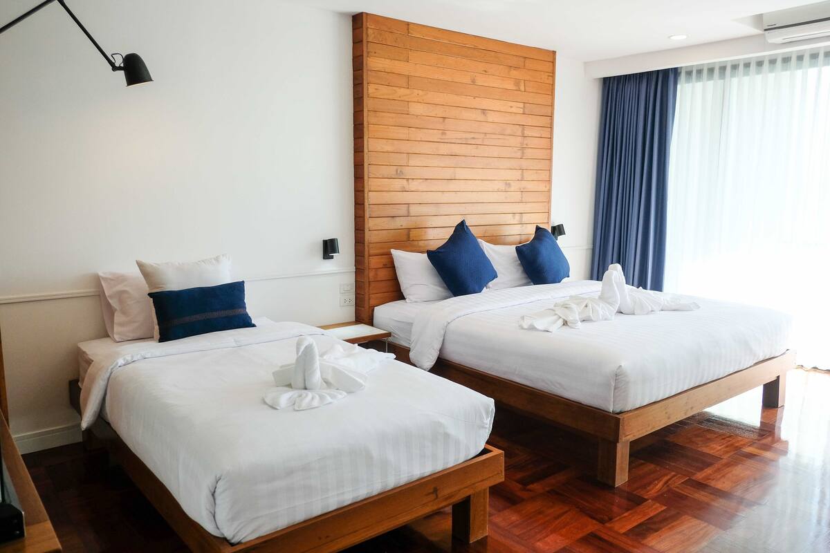 Familie driepersoonskamer | Luxe beddengoed, een minibar, een kluis op de kamer, een bureau