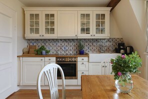 Fridge, oven, cookware/dishes/utensils - Bel Etage, Germany (Hörnum (Sylt))