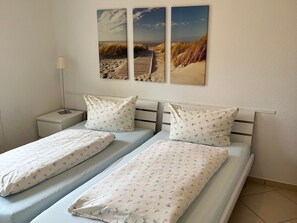 2 bedrooms, travel cot, WiFi - Buss 14 - 70059 (Wangerland)