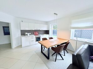 Réfrigérateur, four, lave-vaisselle, cafetière/bouilloire