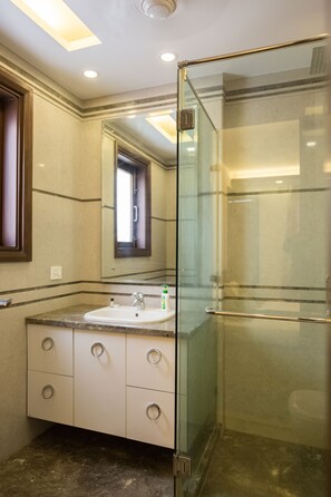 Superior-Zimmer | Badezimmer | Dusche, Regendusche, kostenlose Toilettenartikel, Haartrockner