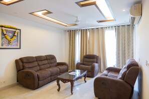 32-inch LED TV with satellite channels, TV - Under My Roof Superio (New Delhi)