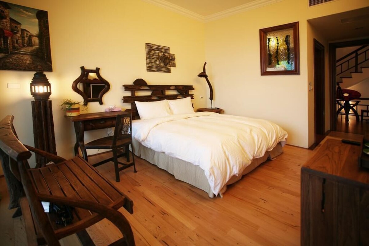 Escritorio, wifi gratis y ropa de cama 