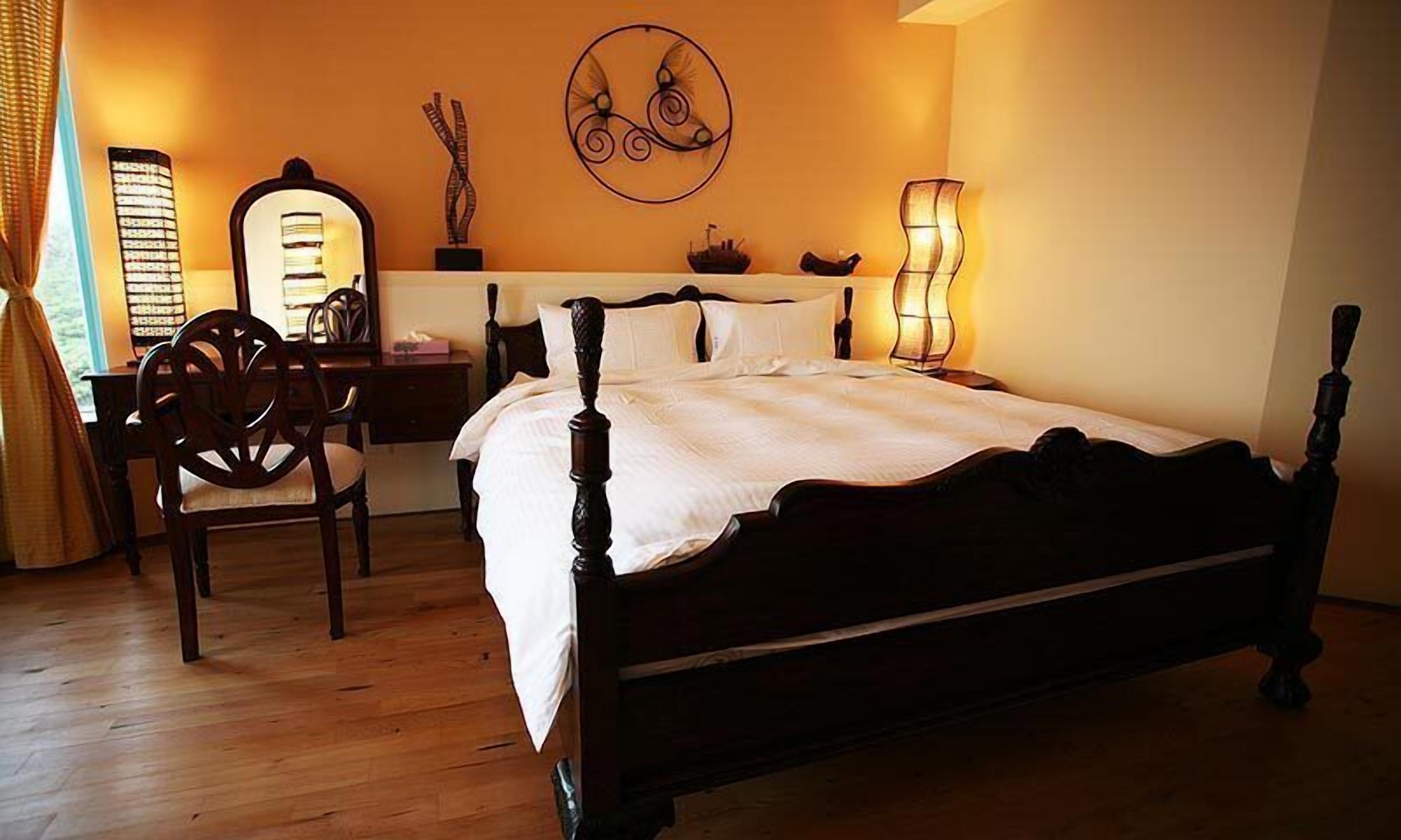 Escritorio, wifi gratis y ropa de cama 