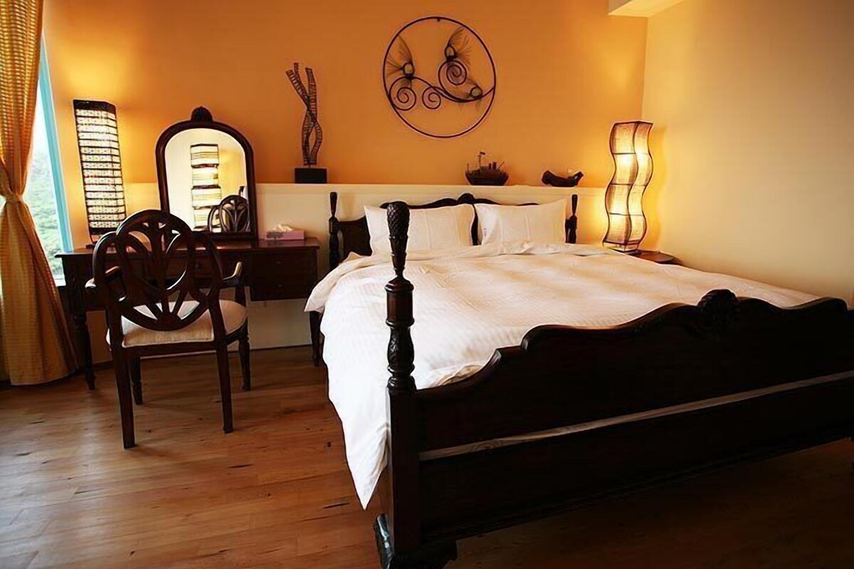 Escritorio, wifi gratis y ropa de cama 