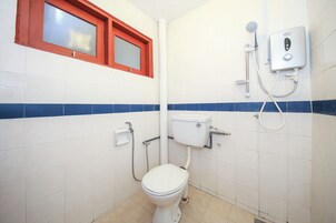 Family Suite | Bathroom | Shower, rainfall showerhead, free toiletries, bidet