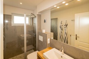 Unclassified image, 5 of 22, button