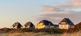 House Atair, strandejendom