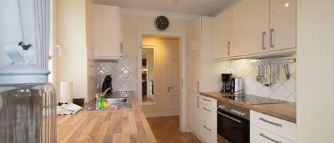 Kühlschrank, Mikrowelle, Ofen, Geschirrspüler