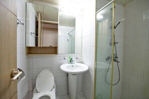 Secador de pelo, jabón, shampoo, papel higiénico