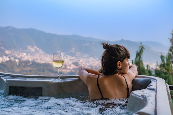 雙人療程室、熱水浴缸、身體療程、芳香療法、深層組織按摩、瑞典式按摩