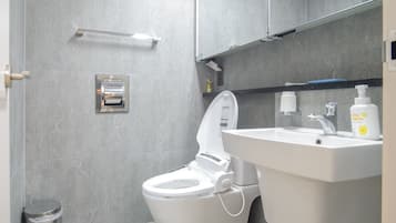 Standaard kamer | Badkamer | Een douche, gratis toiletartikelen, een haardroger, een bidet