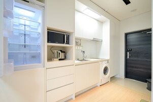 Refrigerador con freezer, microondas, placa de cocina