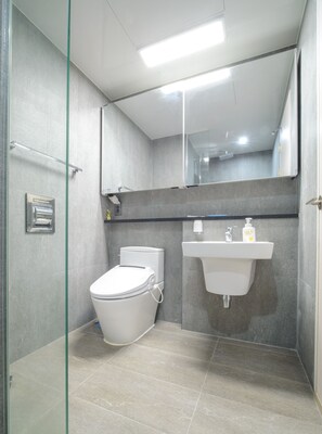 Standard Room | Bathroom | Shower, free toiletries, hair dryer, bidet - Sokcho Daemyeong Samsung Home Prestige Pension (Sokcho)