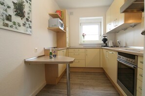 Mikrowelle, Ofen, Geschirrspüler, Espressomaschine