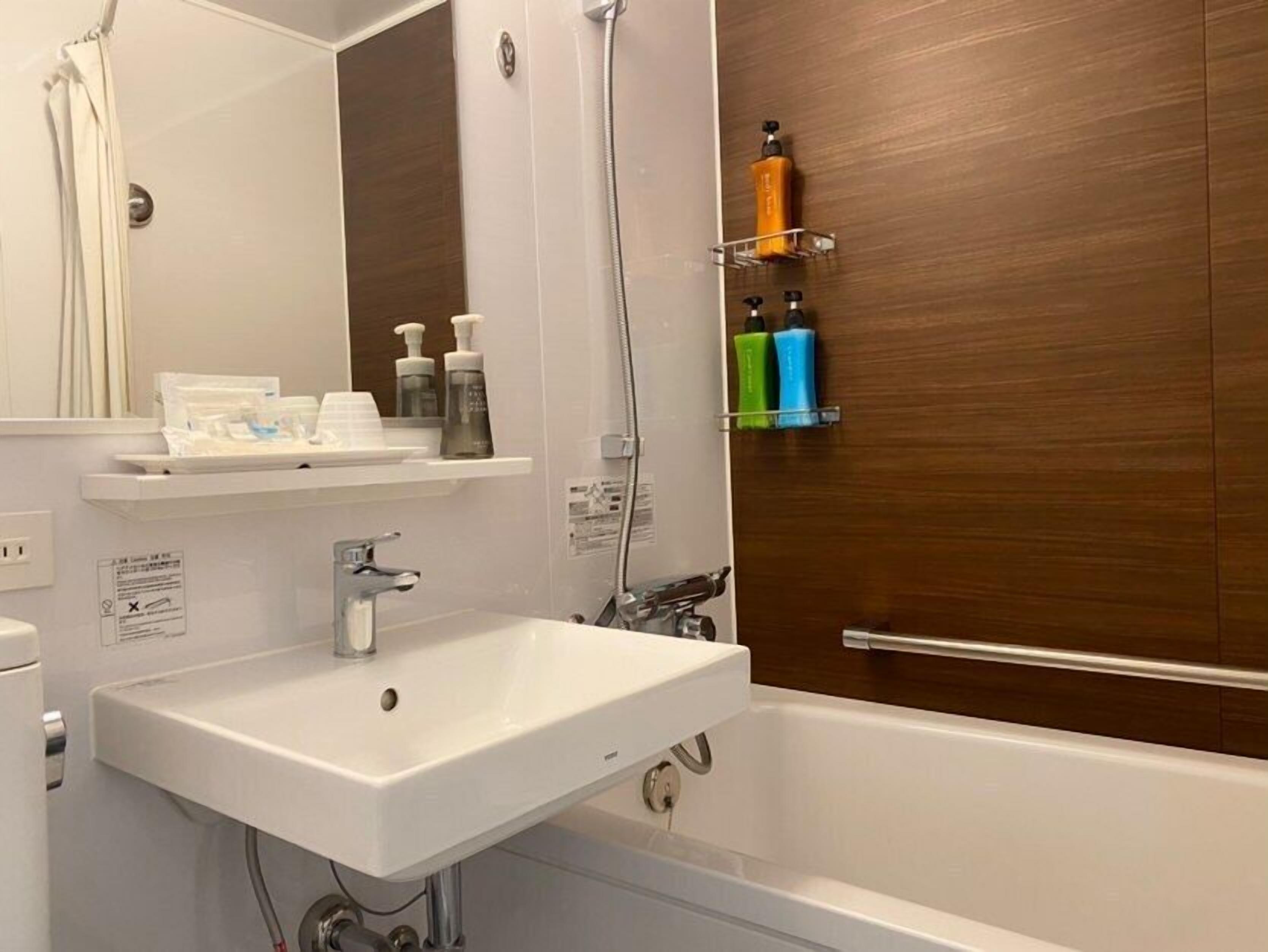 moderate room | bathroom | combined shower/bathtub, free toiletries, hair dryer, slippers