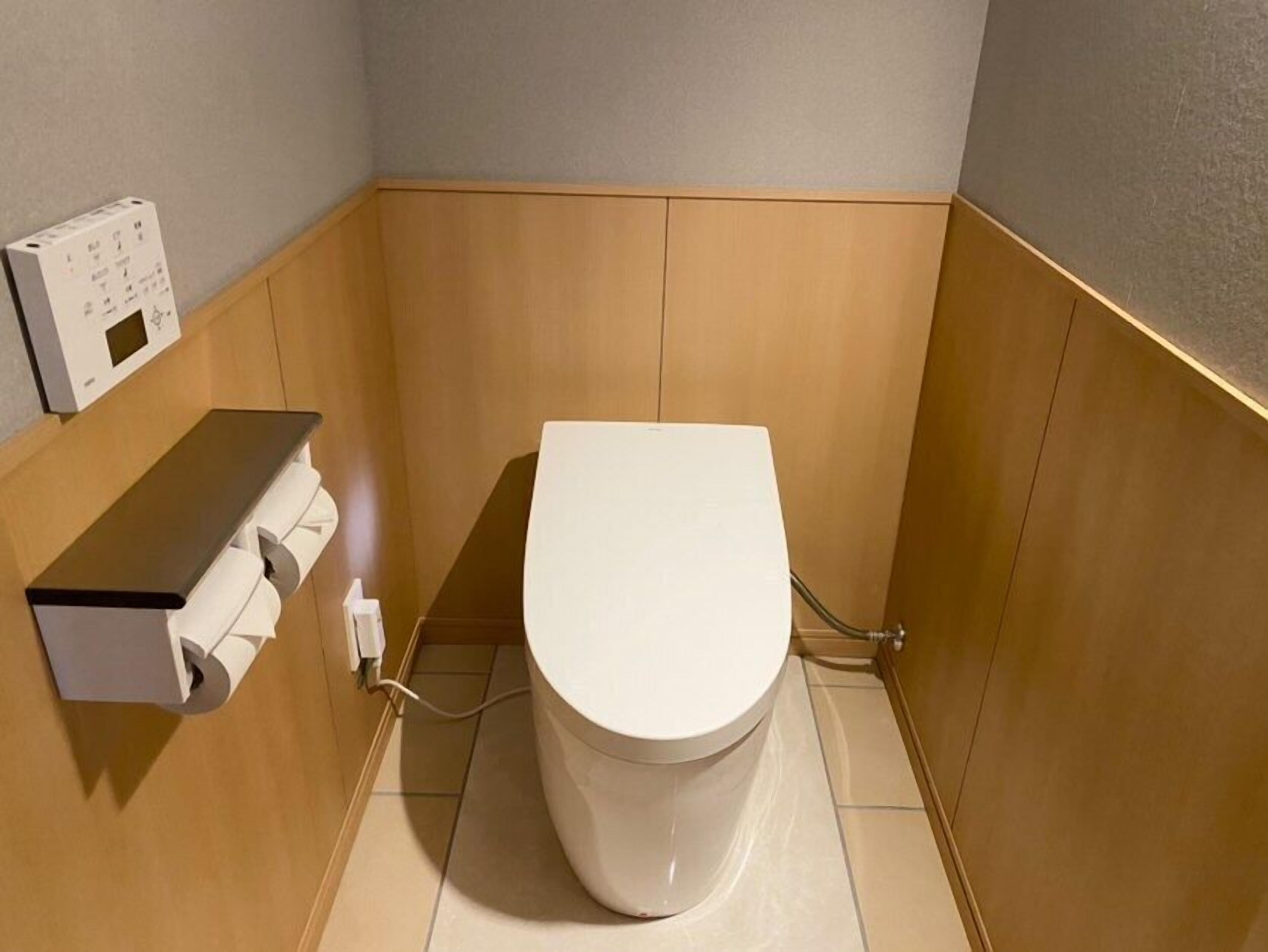 superior room | bathroom | combined shower/bathtub, free toiletries, hair dryer, slippers