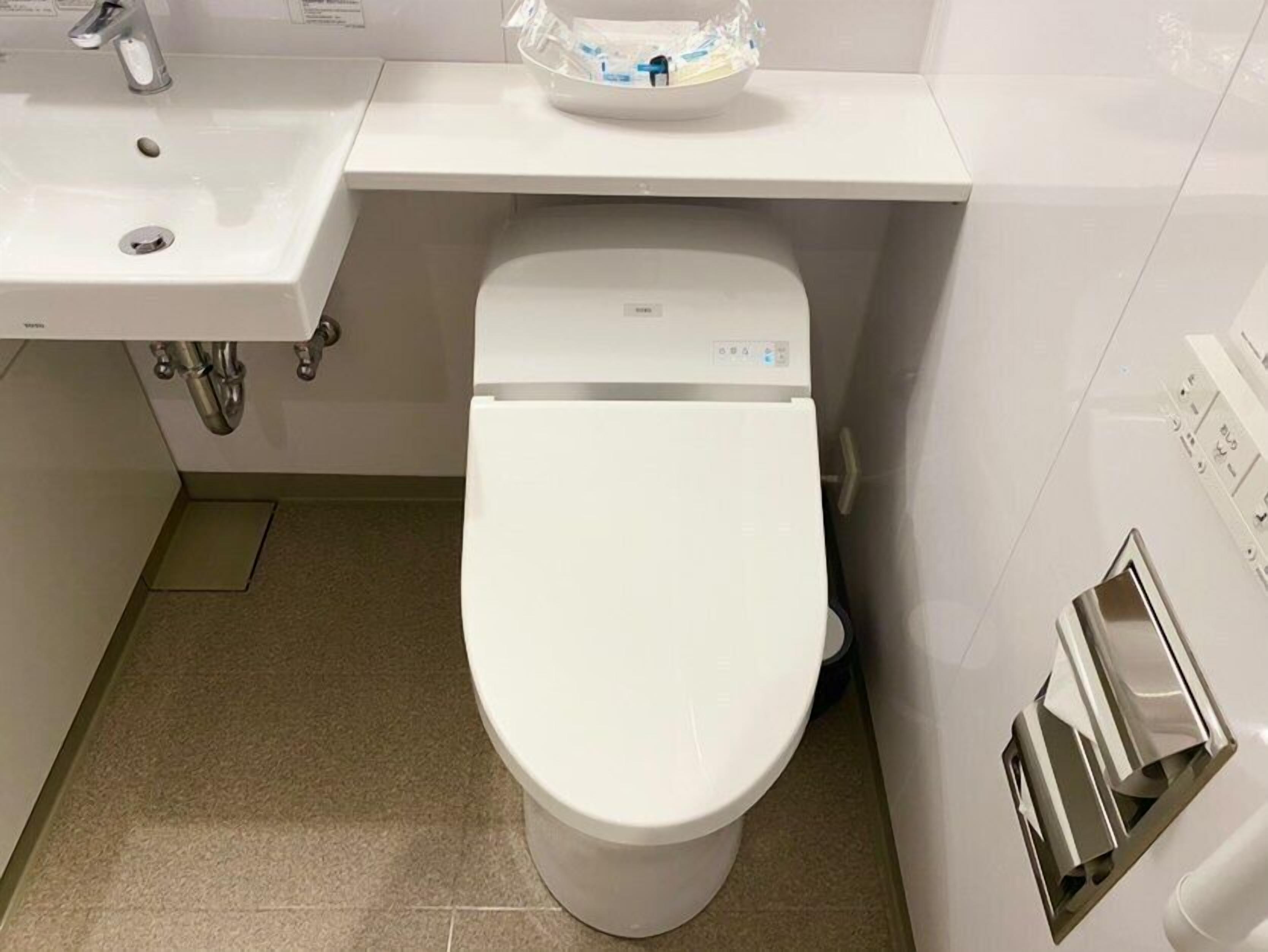 universal room | bathroom | combined shower/bathtub, free toiletries, hair dryer, slippers