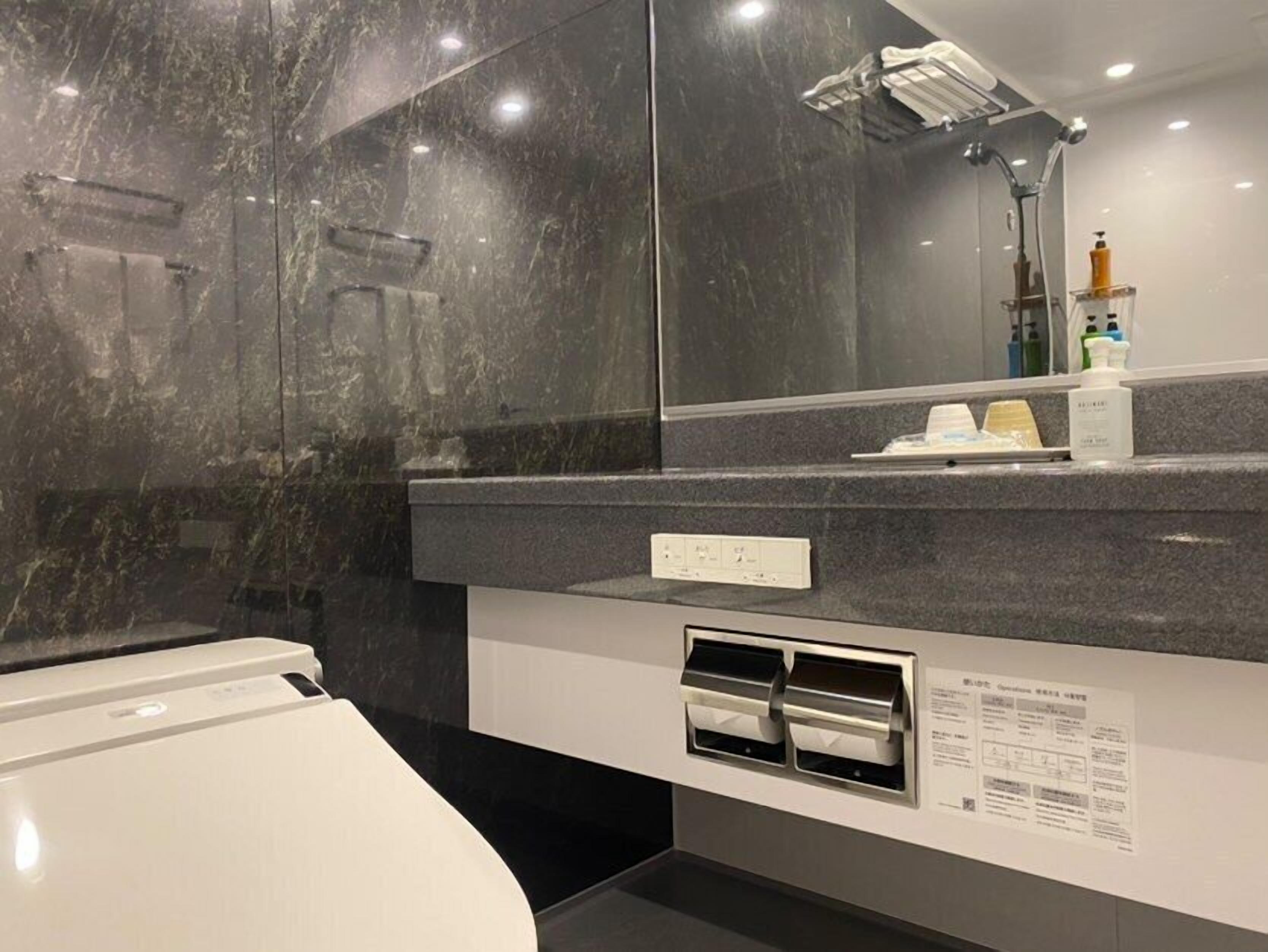 twin room | bathroom | combined shower/bathtub, free toiletries, hair dryer, slippers