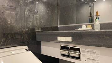 Twin Room | Bathroom | Combined shower/tub, free toiletries, hair dryer, slippers