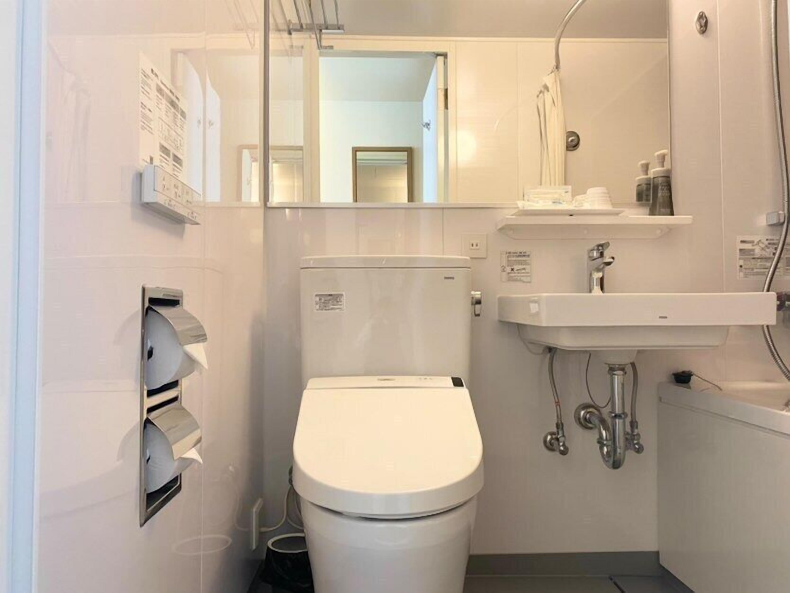 moderate room | bathroom | combined shower/bathtub, free toiletries, hair dryer, slippers