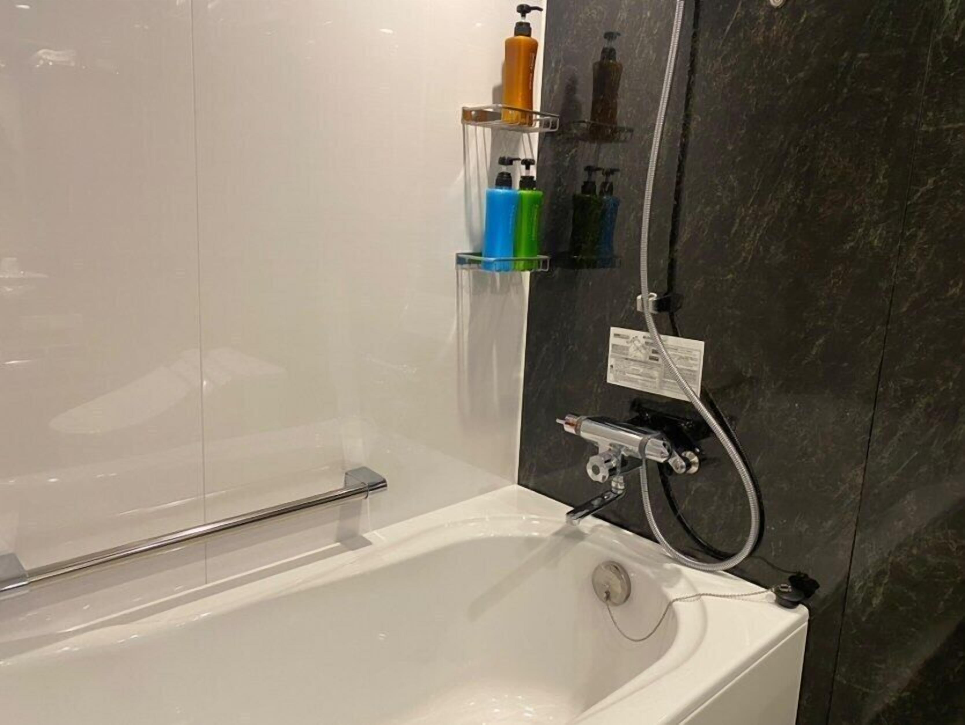 twin room | deep-soaking bathtub