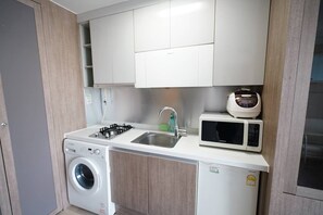 Réfrigérateur, micro-ondes, batterie de cuisine, vaisselle et ustensiles