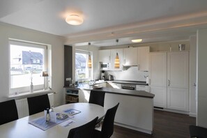 Kühlschrank, Mikrowelle, Ofen, Geschirrspüler