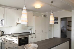 Kühlschrank, Mikrowelle, Ofen, Geschirrspüler