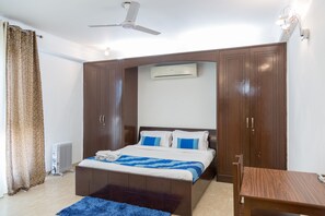 ห้องคลาสสิก | ผ้านวมขนเป็ด, ตู้นิรภัยในห้องพัก, โต๊ะทำงาน, พื้นที่ทำงานแบบใช้แล็ปท็อป