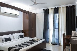 Cubrecamas, caja de seguridad en la habitación y escritorio 