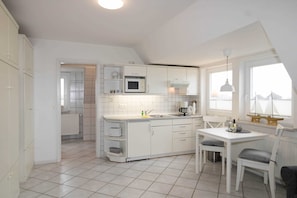 Køleskab, mikrobølgeovn, fryser