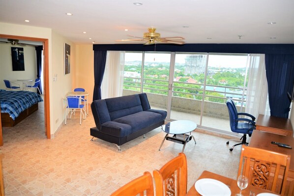 Apartamento | Sala de estar | TV de tela plana 40 polegadas com canais digitais, TV