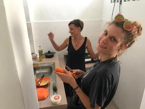 Private kitchen - B&L Islanders Inn - Hostel (George Town)