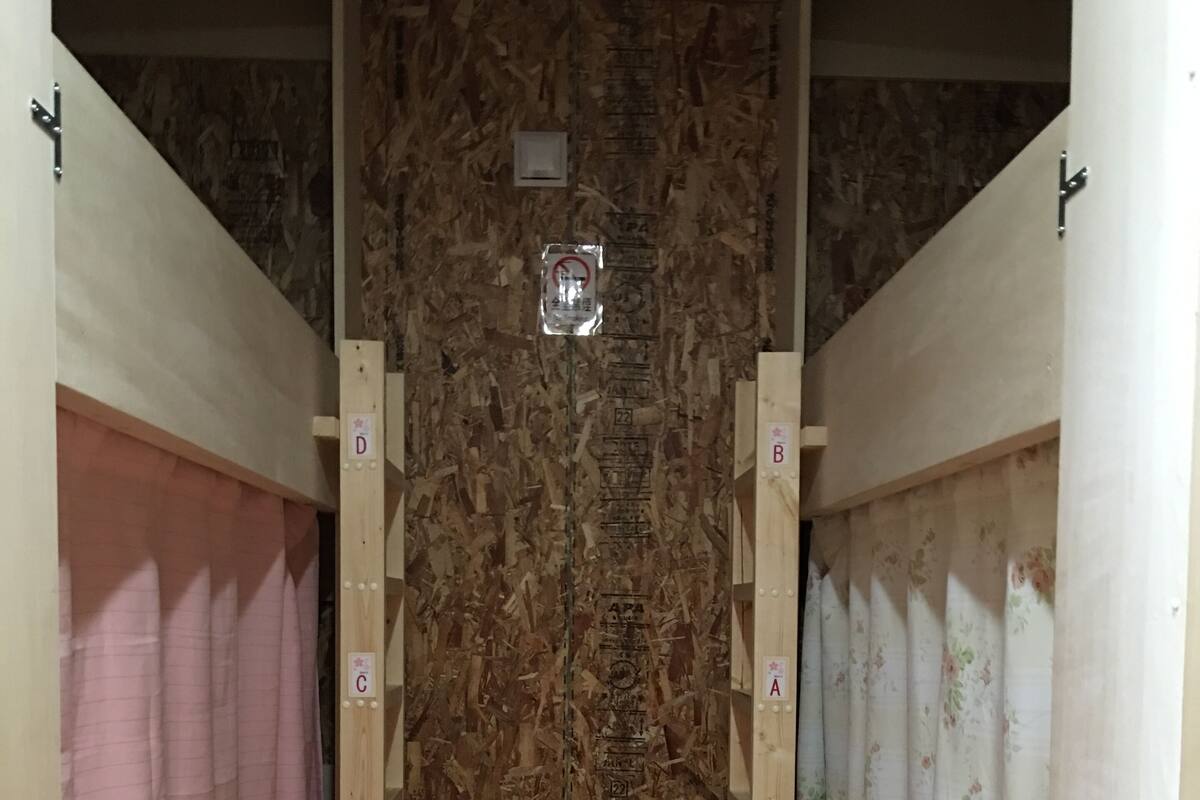 Dormitório compartilhado, somente para mulheres | Cofres nos quartos, ferros/tábuas de passar roupa, Wi-Fi de cortesia