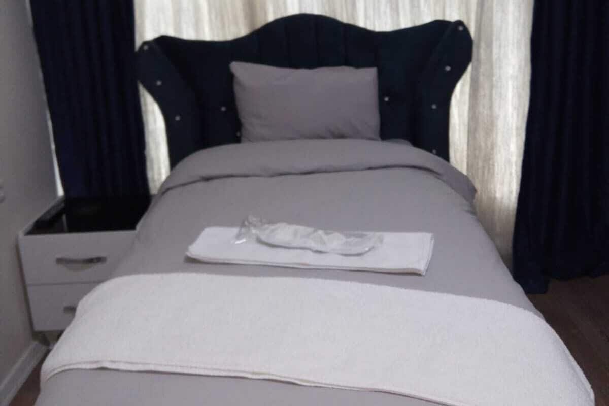 Habitación individual | Tabla de planchar con plancha, wifi gratis y ropa de cama