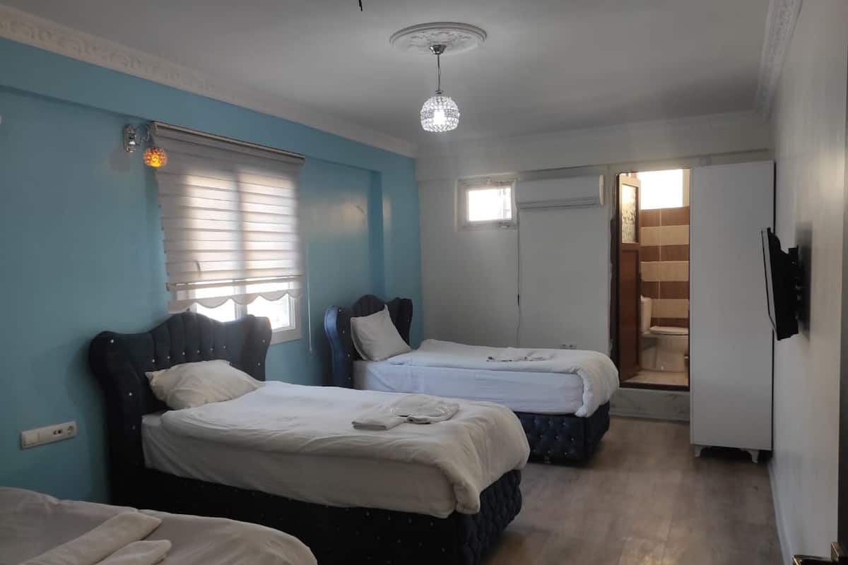 Habitación triple clásica, varias camas, para no fumadores | Tabla de planchar con plancha, wifi gratis y ropa de cama