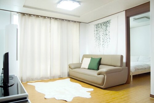 [NEW!! CHEONGDAM PORSCHE - 3BDR2BATH 5MIN WALK!