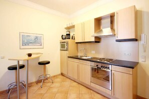 Réfrigérateur, micro-ondes, four, cafetière/bouilloire