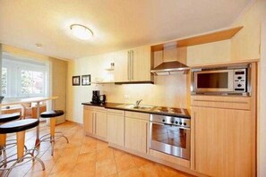 Kühlschrank, Mikrowelle, Ofen, Wasserkocher mit Kaffee-/Teezubehör