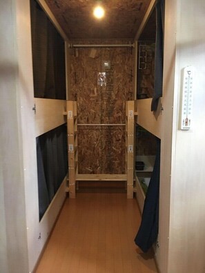 Dormitorio compartido, dormitorio mixto | Caja de seguridad en la habitación y tabla de planchar con plancha 